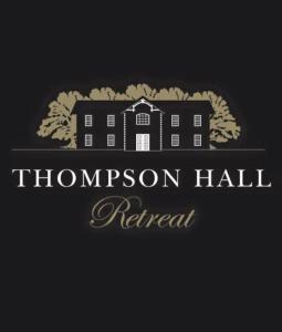 ein Logo für einen Rückzugsort in der Halle in der Unterkunft Thompson Hall Retreat in Thompson