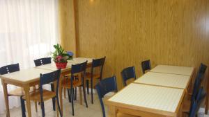 une salle à manger avec des tables et des chaises ainsi qu'une fenêtre dans l'établissement Hotel des Vosges, à Paris