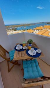 - une table sur un balcon avec vue sur la plage dans l'établissement Casa Villa D’Alvor, à Alvor