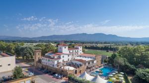 an aerial view of a resort with a pool at Hotel Castell Blanc in Empuriabrava