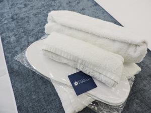 een stapel handdoeken bovenop een bord bij Villa Gabriella - Rooms & Breakfast in Sant'Agnello