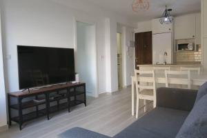 A kitchen or kitchenette at Apartamento Algarrobo Costa