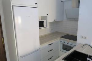 A kitchen or kitchenette at Apartamento Algarrobo Costa