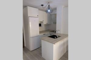 A kitchen or kitchenette at Apartamento Algarrobo Costa