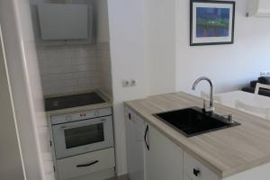 A kitchen or kitchenette at Apartamento Algarrobo Costa
