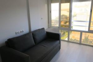 A seating area at Apartamento Algarrobo Costa