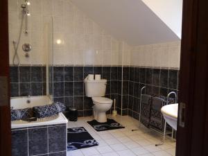 een badkamer met een toilet, een bad en een wastafel bij Murray's Mountain View in Castlemaine +37 foto's