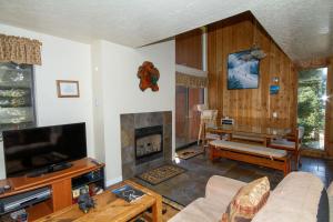 TV at/o entertainment center sa Mammoth Ski & Racquet Club #55, pet friendly