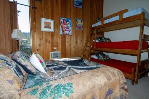Bunk bed o mga bunk bed sa kuwarto sa Mammoth Ski & Racquet Club #55, pet friendly