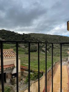 una vista dal balcone di una casa di CASA LA ABUELA a Olocau del Rey