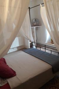 1 dormitorio con 1 cama con dosel en Villa Fontilha en Usclas-lʼHérault