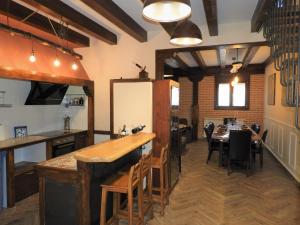 una sala da pranzo con bar e tavolo con sedie di Casa rural El Rincón de las Estrellas a Sigüenza