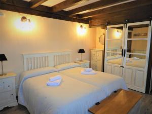 a bedroom with two beds with towels on them at Casa rural El Rincón de las Estrellas in Sigüenza