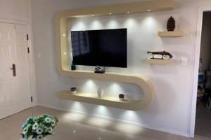 uma sala de estar com uma televisão de ecrã plano na parede em RELAX III em Paysandú