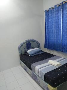 Tempat tidur dalam kamar di A&W Homestay, Vista Perdana, Miri
