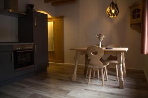 Kuchyň nebo kuchyňský kout v ubytování Hotel-Restaurant Zur Traube