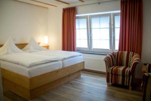 Postel nebo postele na pokoji v ubytování Hotel-Restaurant Zur Traube