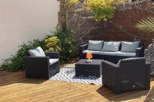 a patio with two wicker chairs and a table at Loft 10 personnes centre de Blois avec jacuzzi in Blois