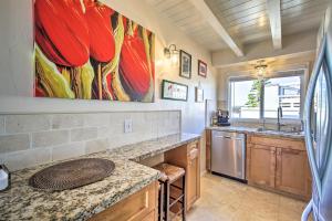 Η κουζίνα ή μικρή κουζίνα στο San Diego Hub with Bay Views - 1 Block to Beach!