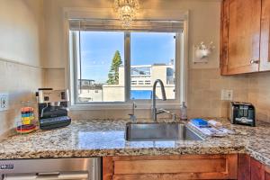 Η κουζίνα ή μικρή κουζίνα στο San Diego Hub with Bay Views - 1 Block to Beach!