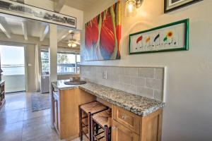 Η κουζίνα ή μικρή κουζίνα στο San Diego Hub with Bay Views - 1 Block to Beach!