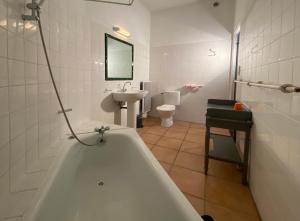 Ванная комната в Orangerie de Cardet - Maison d'hôtes - B&B