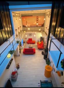 mit Blick auf ein Wohnzimmer mit roten Sofas in der Unterkunft Loft 10 personnes centre de Blois avec jacuzzi in Blois