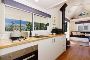 Η κουζίνα ή μικρή κουζίνα στο Pindari Tiny Home Kangaroo Valley
