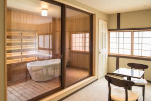 Bilik mandi di Kusatsu Onsen Eidaya