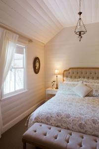 1 dormitorio con cama y ventana en Illalangi Boutique Cottage, en Blackheath