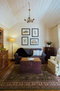 uma sala de estar com um sofá e uma mesa em Illalangi Boutique Cottage em Blackheath