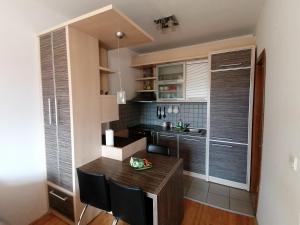 Кухня или кухненски бокс в Apartman Breza