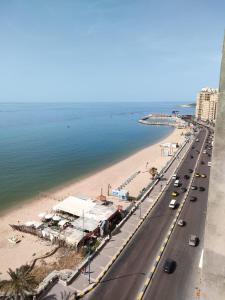 droga obok plaży z zaparkowanymi samochodami w obiekcie Zafero beach FAMILIES ONLY w Aleksandrii