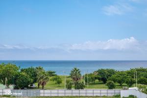 een uitzicht op de oceaan vanuit een gebouw bij Shanzo Ansen Homestay in Taitung