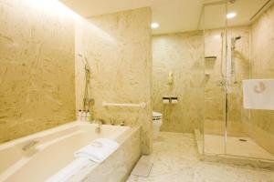 Kylpyhuone majoituspaikassa Hotel Okura Tokyo Bay
