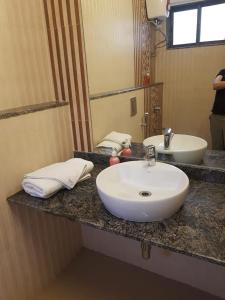 ナーシクにあるStatus Homeaway Service Apartmentsのバスルーム(白い洗面台、鏡付)