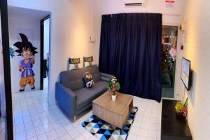 uma sala de estar com um sofá azul e uma mesa em STAY N REST SWEET HOME Duyung 207 em Seremban