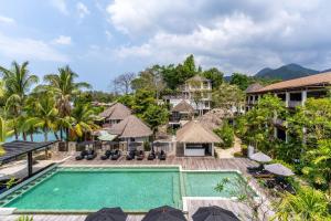 einen Luftblick auf ein Resort mit einem Pool in der Unterkunft Aana Resort & Spa in Ko Chang