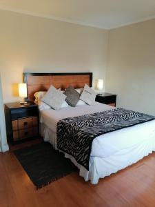 サンティアゴにあるM-Montt Providencia Apartamentos Amobladosのベッドルーム1室(大型ベッド1台、ナイトスタンド2台、ランプ2つ付) +101枚の写真