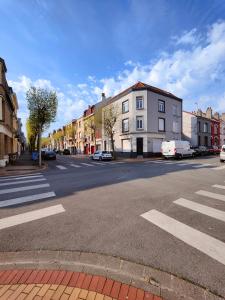 une rue de ville vide avec des bâtiments et un passage piéton dans l'établissement Le Bienvenu - T2 avec terrasse au coeur de Malo, à Dunkerque
