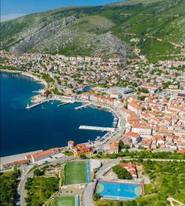 eine Luftaufnahme einer Stadt an einem Gewässer in der Unterkunft Kenzo apartment in Senj