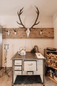 una cocina con una mesa con astas en la pared en Hotel Alpina en Galtür