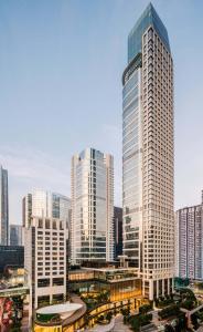 un grupo de edificios altos en una ciudad en Jumeirah Living Guangzhou, en Guangzhou