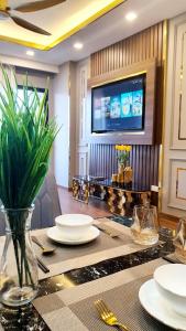 TV a/nebo společenská místnost v ubytování FLC Sea Tower Beachfront Quy Nhon Apartment