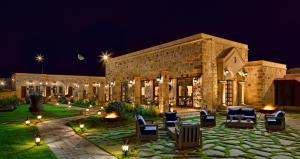 ein großes Steingebäude mit einem Innenhof bei Nacht in der Unterkunft Seraphim Cave Suites & SPA in Ürgüp