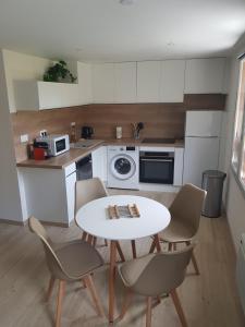 Een keuken of kitchenette bij APPARTEMENT LA BOLLINE VALDEBLORE