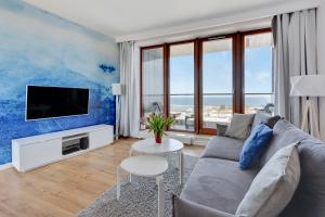 un soggiorno con divano e TV di Ocean Dream - Sea Towers a Gdynia