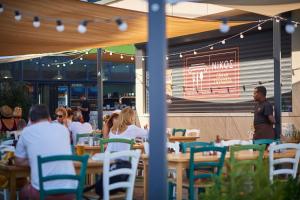 ママイアにあるCrazy Sea View 1BR Apartment Spa Pools Resortのレストランのテーブルに座っている人々のグループ