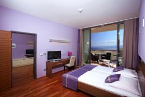 Televiisor ja/või meelelahutuskeskus majutusasutuses BRETANIDE Sport & Wellness Resort - All Inclusive