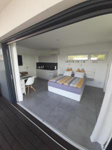 ein Schlafzimmer mit einem Bett und einem großen Fenster in der Unterkunft Appartement Hareter in Neusiedl am See